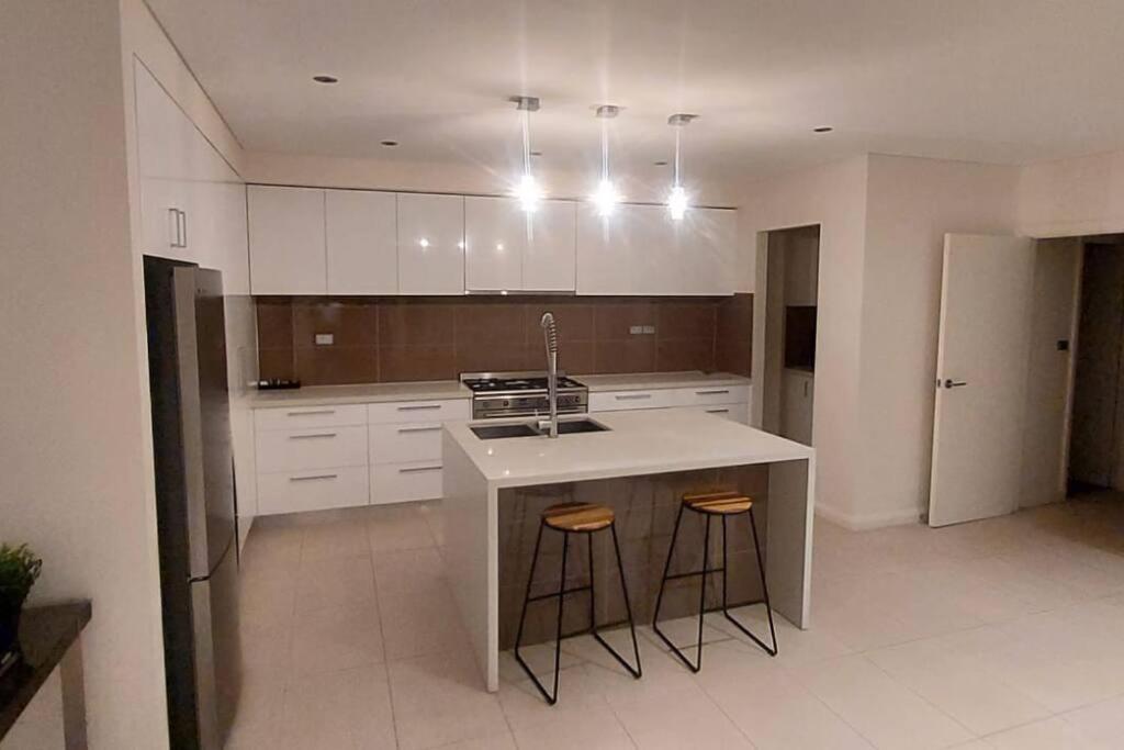 Large Home @Kingston Foreshore photo 1