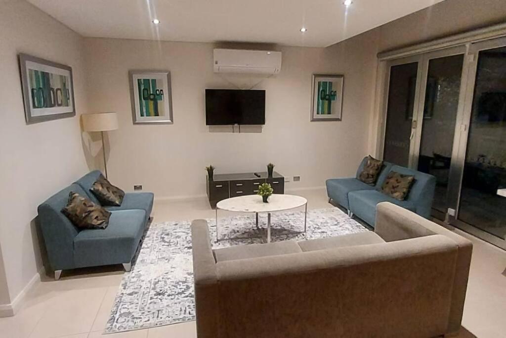 Large Home @Kingston Foreshore photo 2