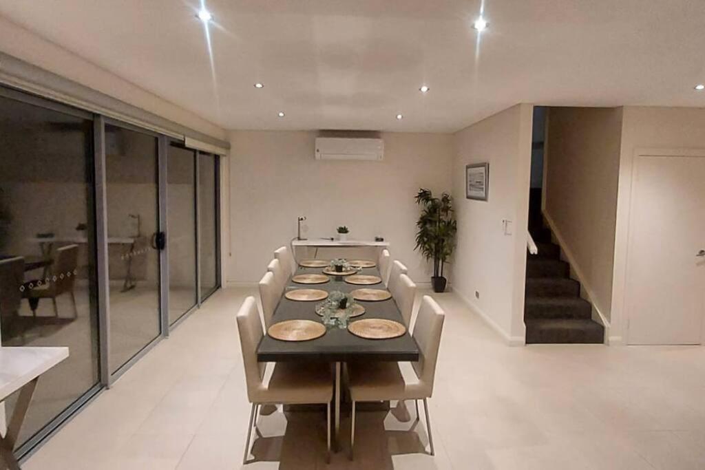 Large Home @Kingston Foreshore photo 4