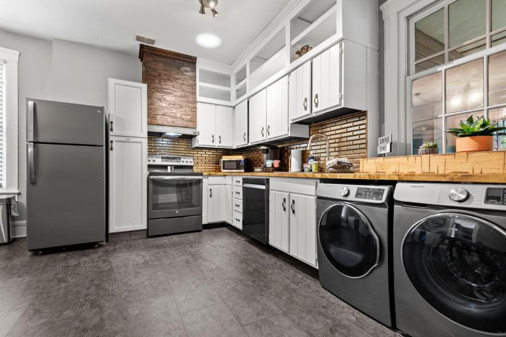Main Street Living! 2 Bedroom Unit right On Main! photo 2