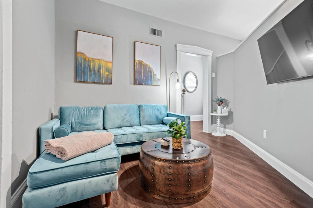 Main Street Living! 2 Bedroom Unit right On Main! photo 3