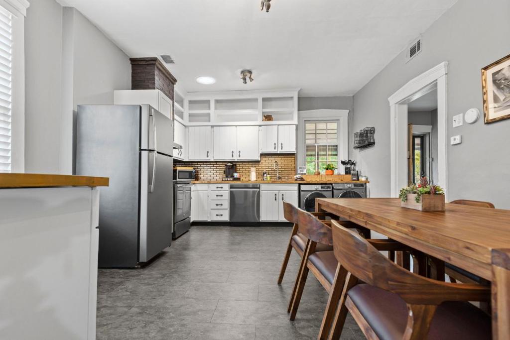 Main Street Living! 2 Bedroom Unit right On Main! photo 4