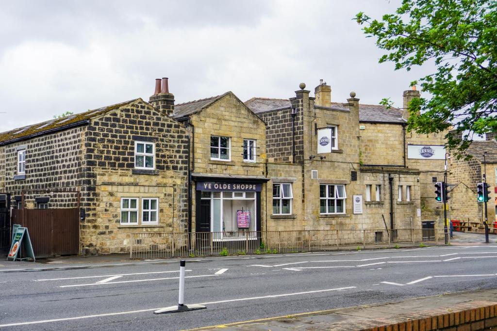 Headingley 2 Bedroom first floor cottage flat Near Universities shops& Park - Tap to explore photos
