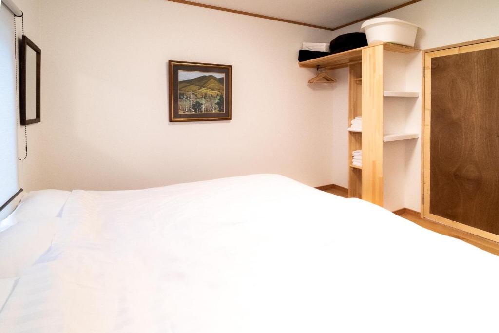 Immaculate Private Family Cottage with Hot Spring photo 4