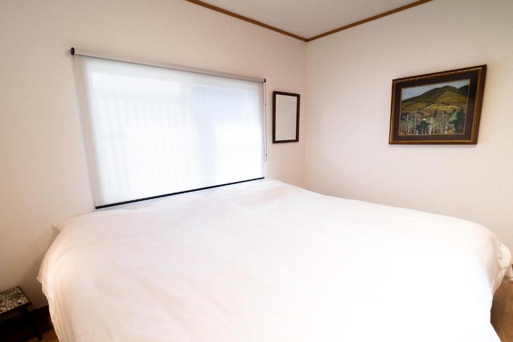 Immaculate Private Family Cottage with Hot Spring photo 3
