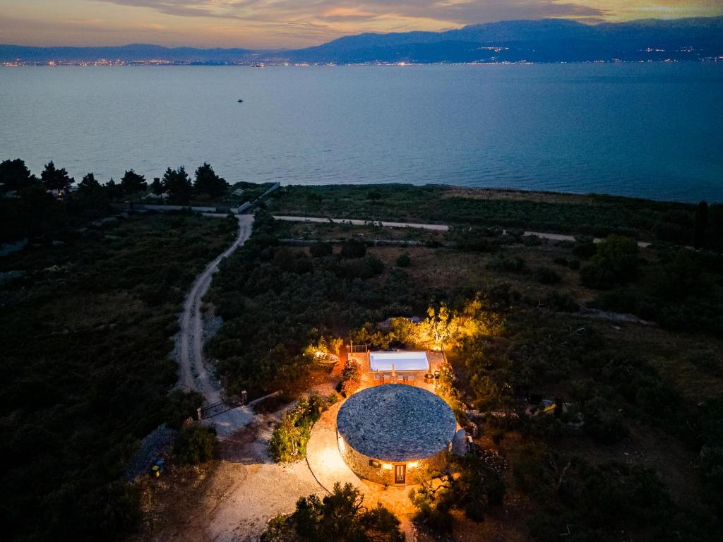Island Getaway - Heritage House with heated pool photo 4
