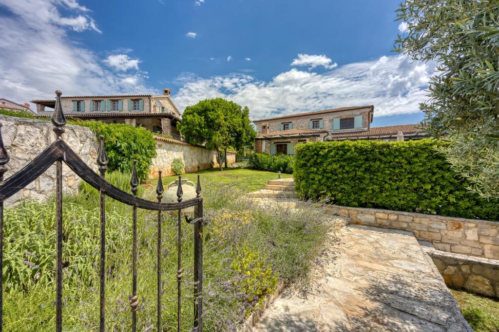 Vila Aryana With Pool - Happy Rentals photo 4
