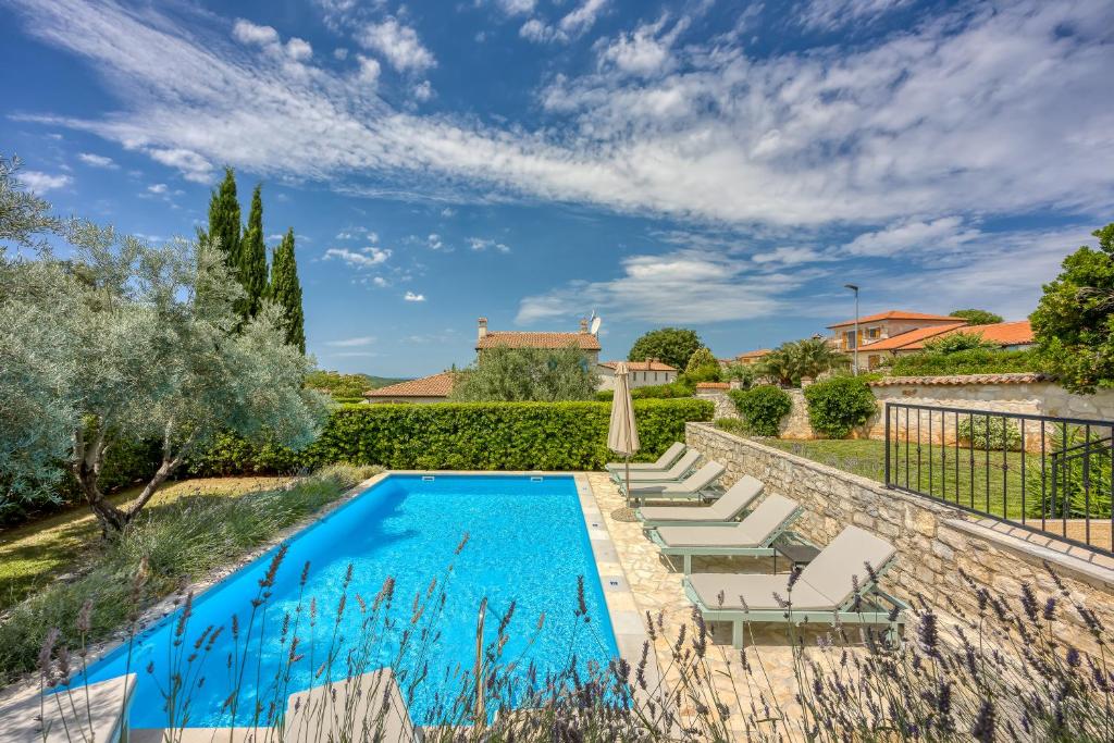 Vila Aryana With Pool - Happy Rentals photo 1