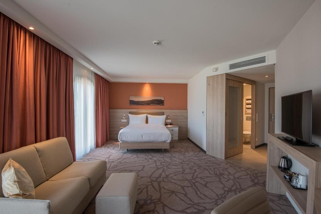 Hampton By Hilton Freiburg - Tap to explore photos