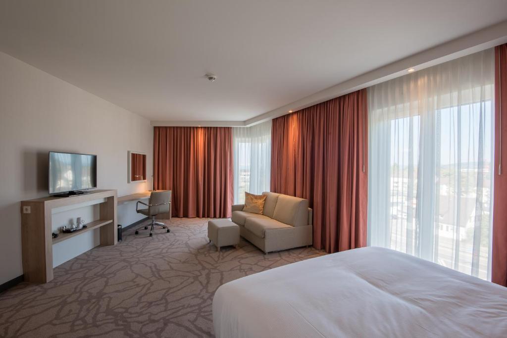 Hampton By Hilton Freiburg - Tap to explore photos