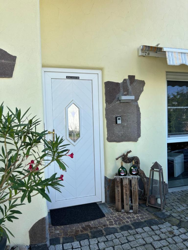 An den Weinbergen