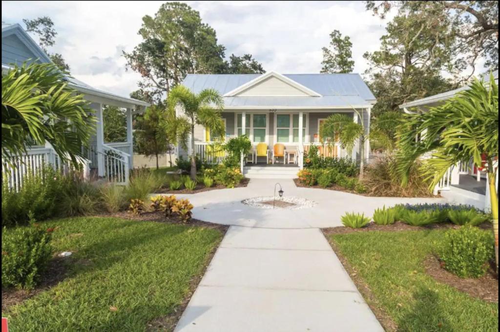 Sunny Side Cottages image