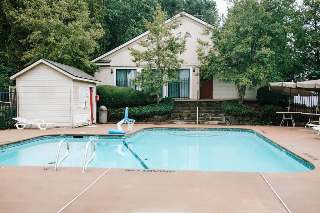 Cozy 3-Bed Athens Getaway, Walking Distance to UGA photo 4