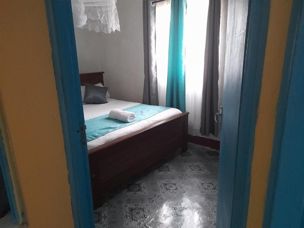 Fully furnished 2 bedroom photo 3