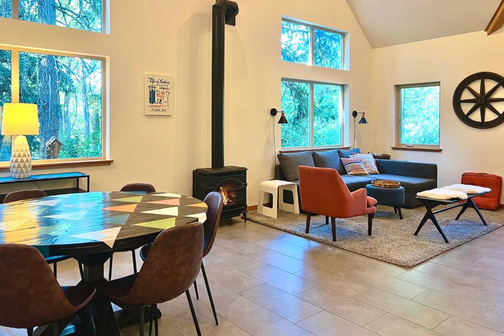 Modern Leavenworth Cabin with Hot Tub, Games and More!