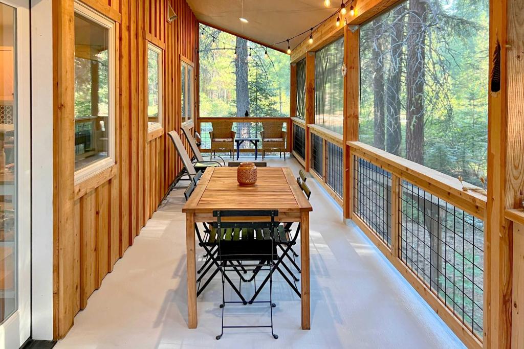 Modern Leavenworth Cabin with Hot Tub, Games and More! photo 3