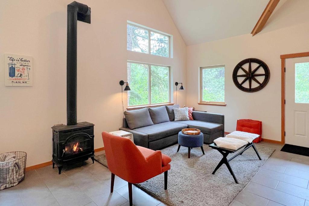 Modern Leavenworth Cabin with Hot Tub, Games and More! photo 4