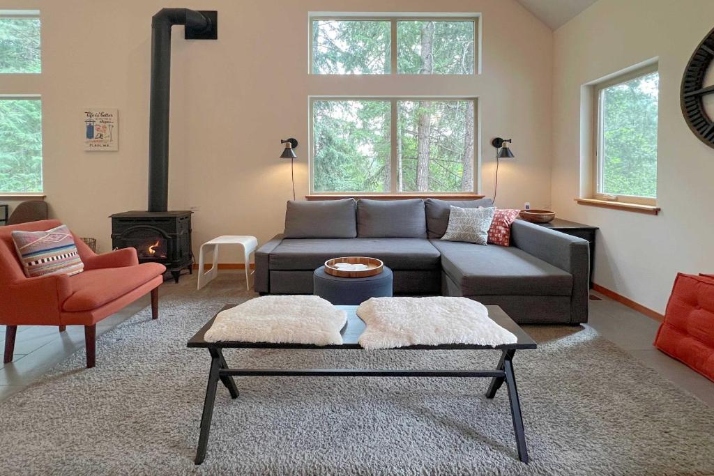 Modern Leavenworth Cabin with Hot Tub, Games and More! photo 2