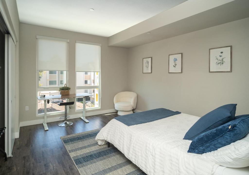 KING BED Modern 2 Bed 2 Bath Pool & Hot Tub photo 1