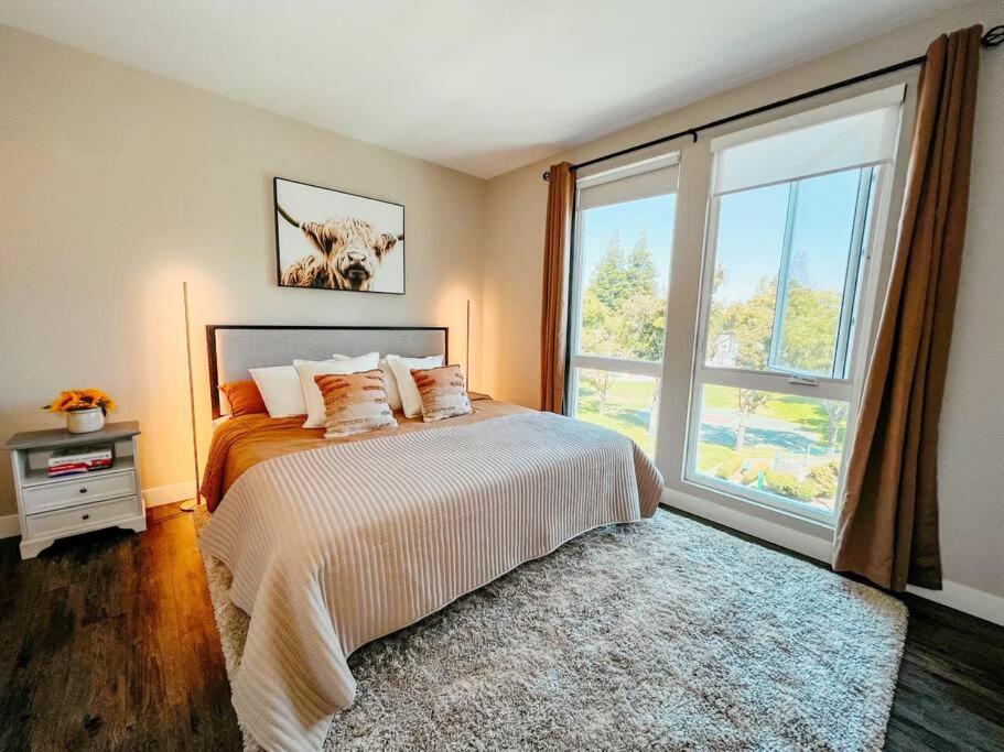 KING BED Modern 2 Bed 2 Bath Pool & Hot Tub image