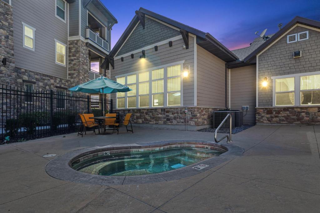 Butterfly themed Kings Apartment with private garage & access to Lux hot tub, BBQ & Gym image