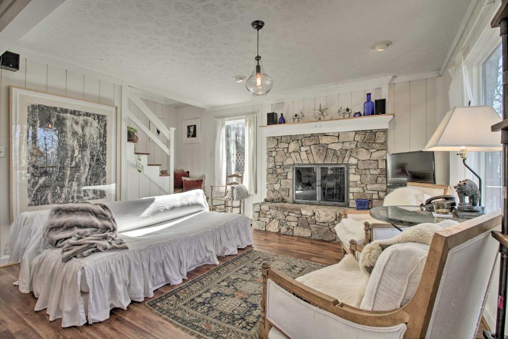 Wintergreen Resort Retreat with Hot Tub!