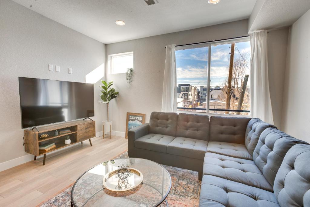 Modern Townhome with Rooftop Hot Tub and Mtn View photo 1