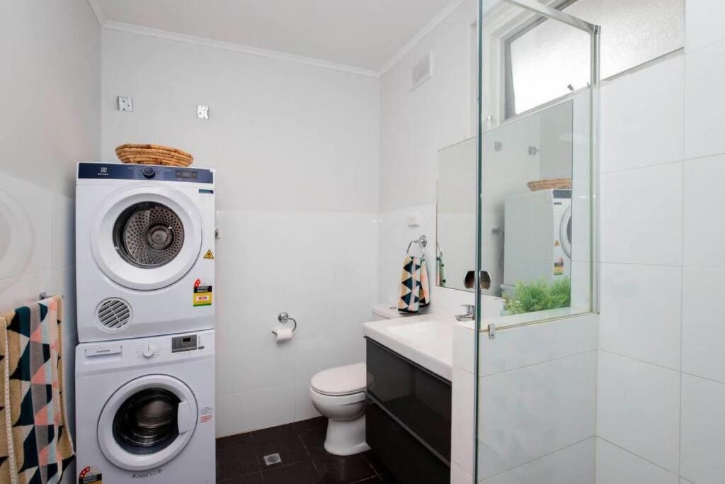 Peach on Sussex - Walkable, Leafy Studio Hideaway near CBD - Tap to explore photos