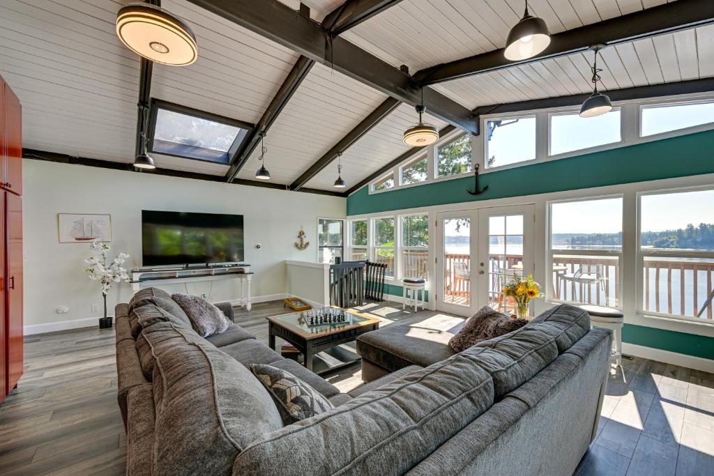 Waterfront Harstine Island Escape with Private Beach photo 2