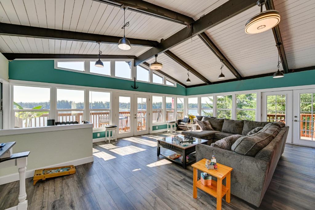 Waterfront Harstine Island Escape with Private Beach photo 3