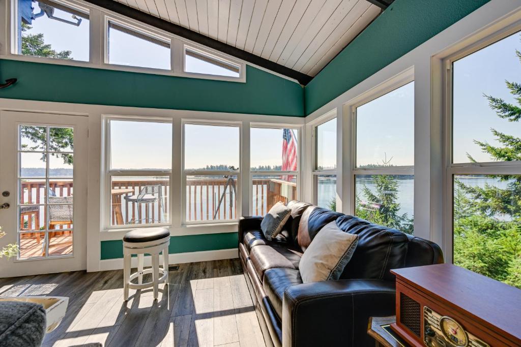 Waterfront Harstine Island Escape with Private Beach photo 4