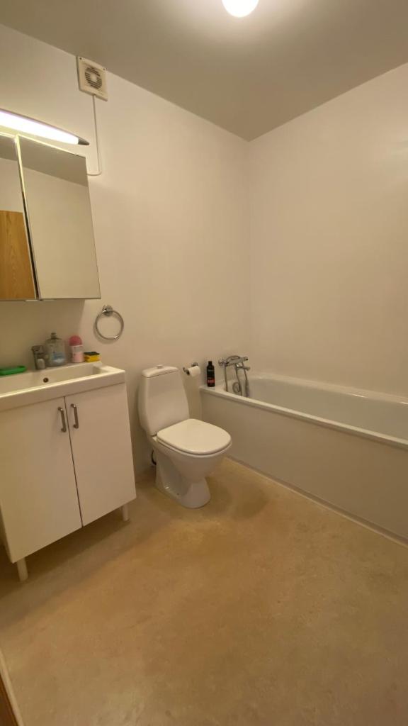An apartment in which a room is rented out Jörfabakki 109 Reykjavík