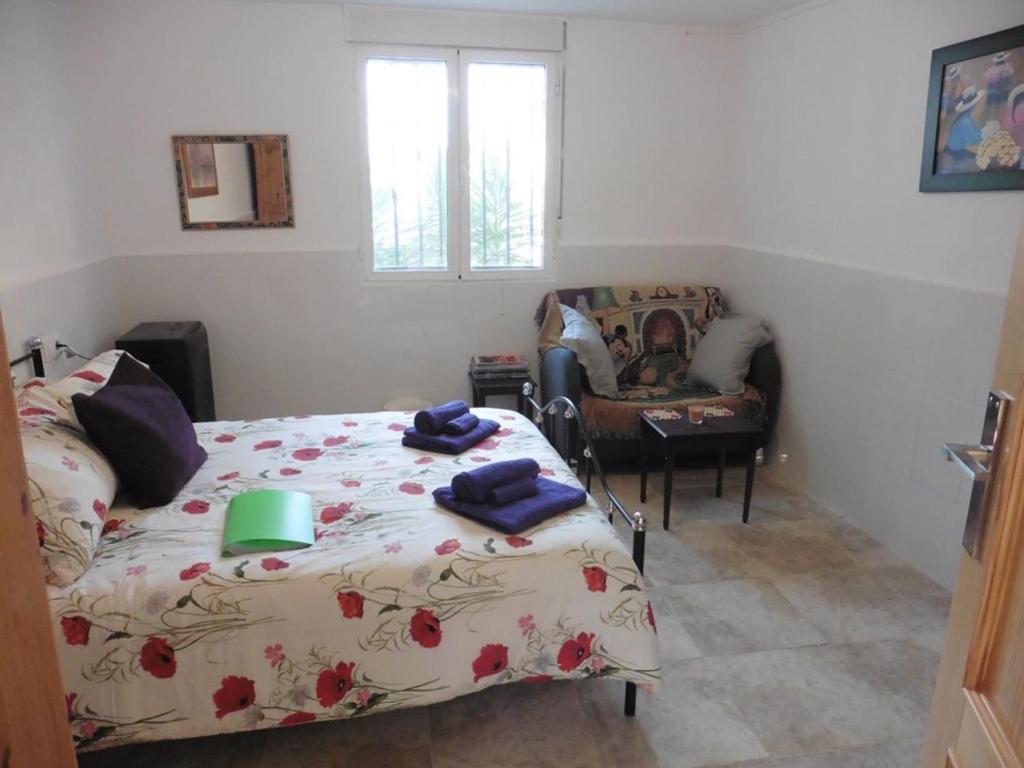 Lovely 1 bedroom attached apartment with kitchen but private photo 1