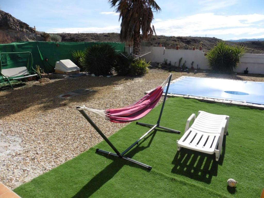 Lovely 1 bedroom attached apartment with kitchen but private photo 2