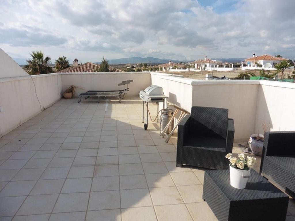 Lovely 1 bedroom attached apartment with kitchen but private photo 3