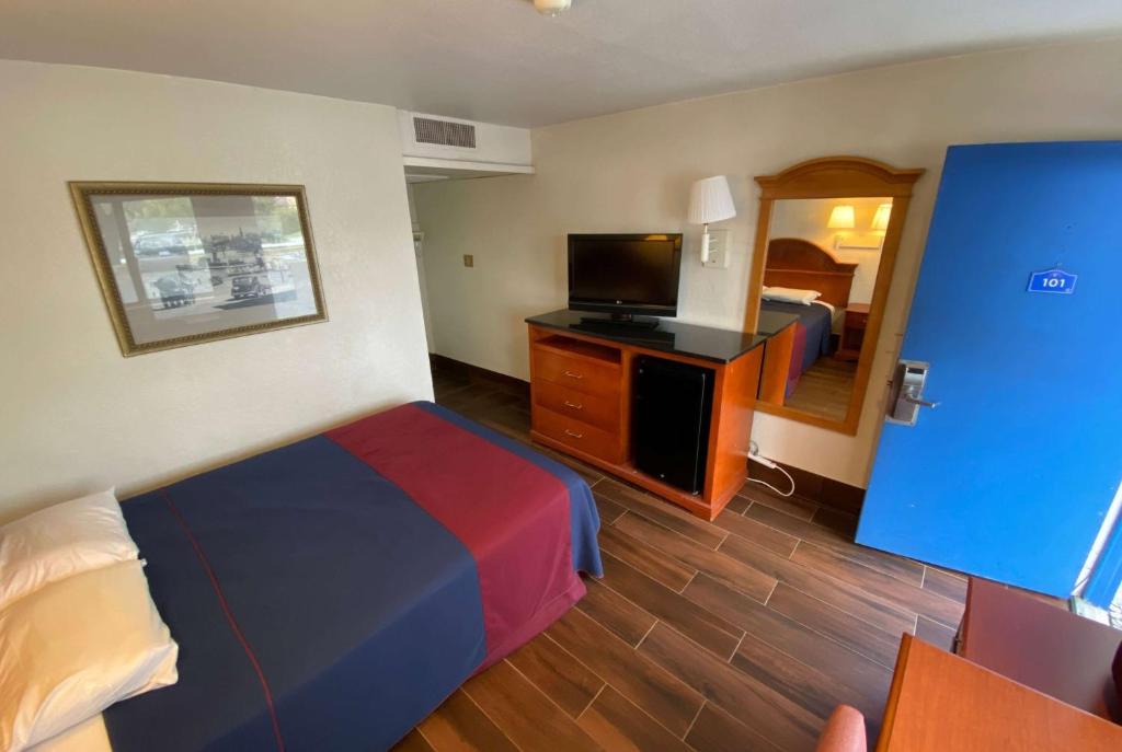Travelodge by Wyndham Grand Rapids North photo 1