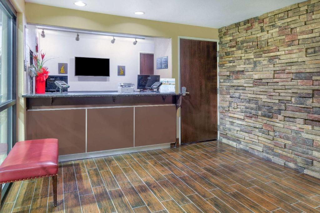 Super 8 by Wyndham New Braunfels I-35 photo 3