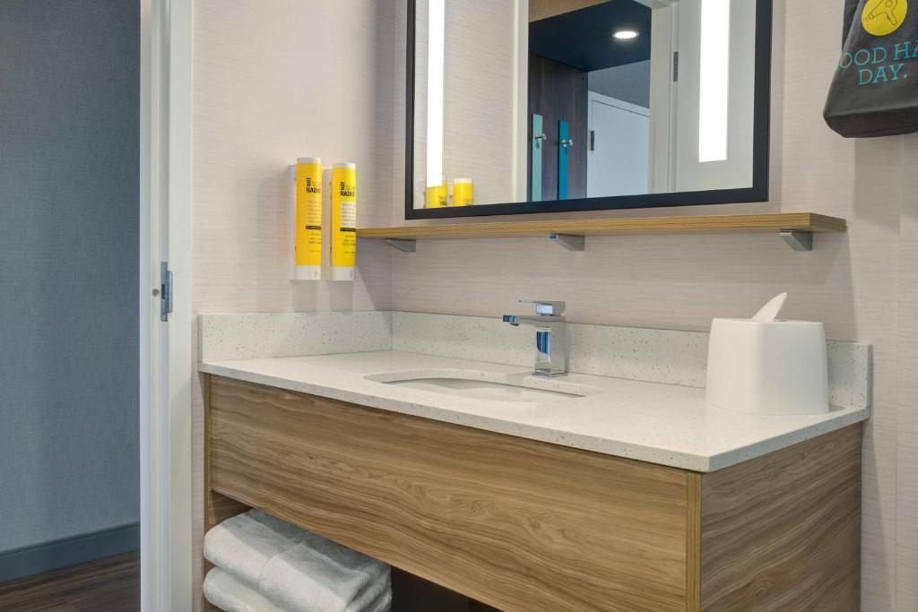 Tru by Hilton Toronto Airport West Room Type - 1KG MOB HEAR ACC RI-SHWR