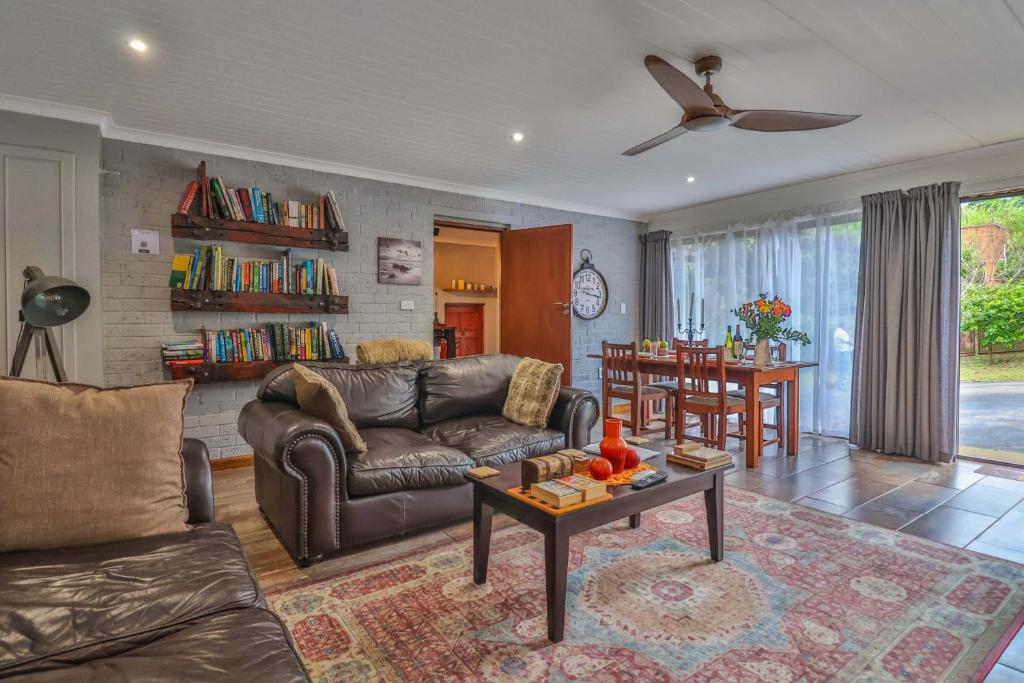 CASTLE COTTAGE Self catering fully equipped homely 120sqm double story king bed cottage in a lush green neighborhood photo 1