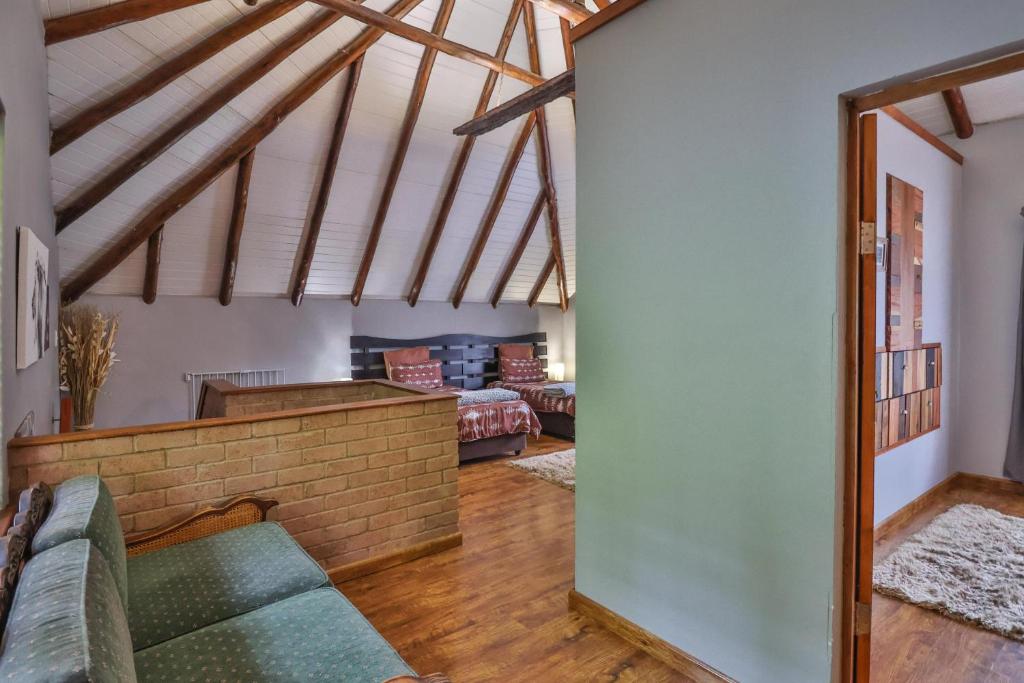 CASTLE COTTAGE Self catering fully equipped homely 120sqm double story king bed cottage in a lush green neighborhood photo 2