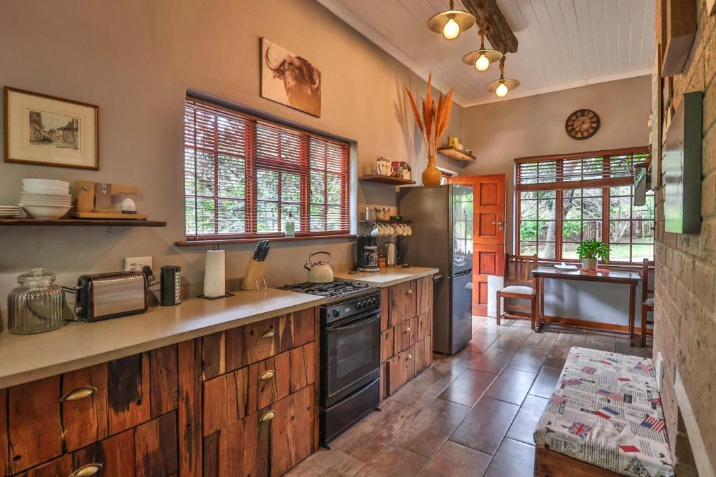 CASTLE COTTAGE Self catering fully equipped homely 120sqm double story king bed cottage in a lush green neighborhood photo 3