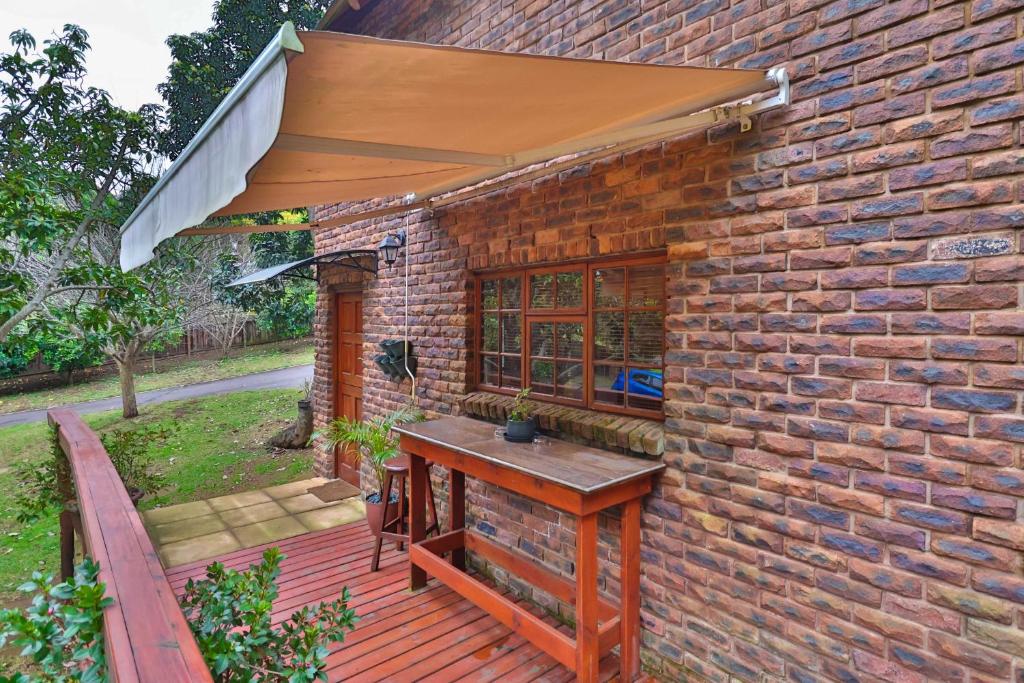 CASTLE COTTAGE Self catering fully equipped homely 120sqm double story king bed cottage in a lush green neighborhood photo 4