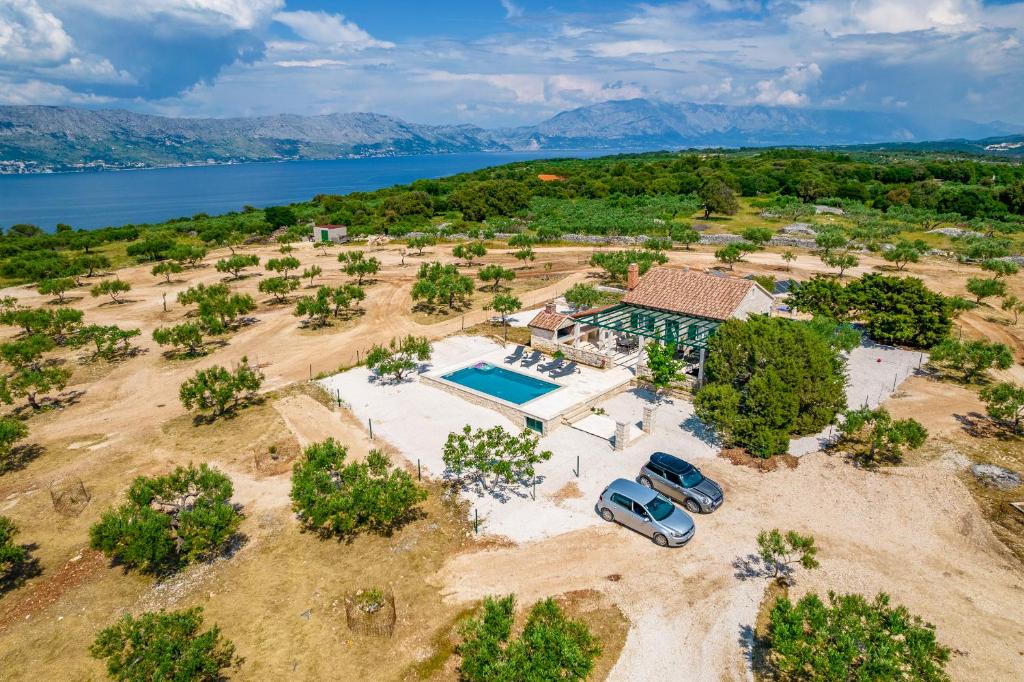 Secluded vacation house Bračuta with swimming pool