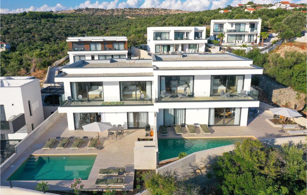 Amazing Home In Lun With Outdoor Swimming Pool, Wifi And Swimming Pool