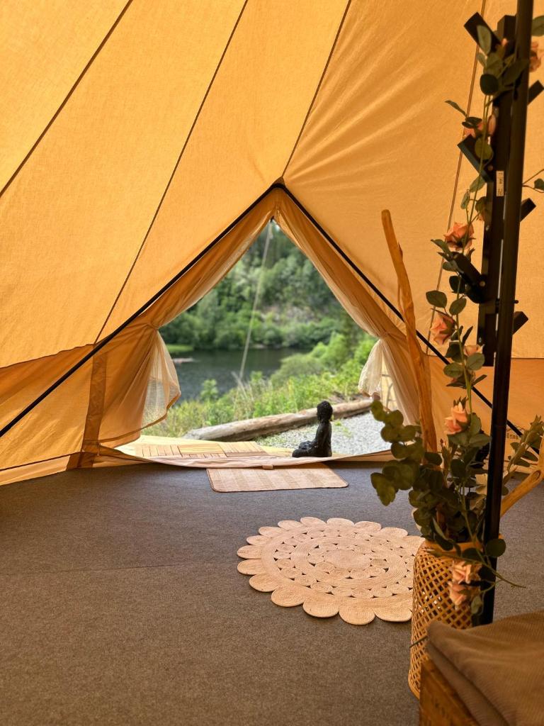Glamping on idyllic lake, paddle boards & rowboat photo 4