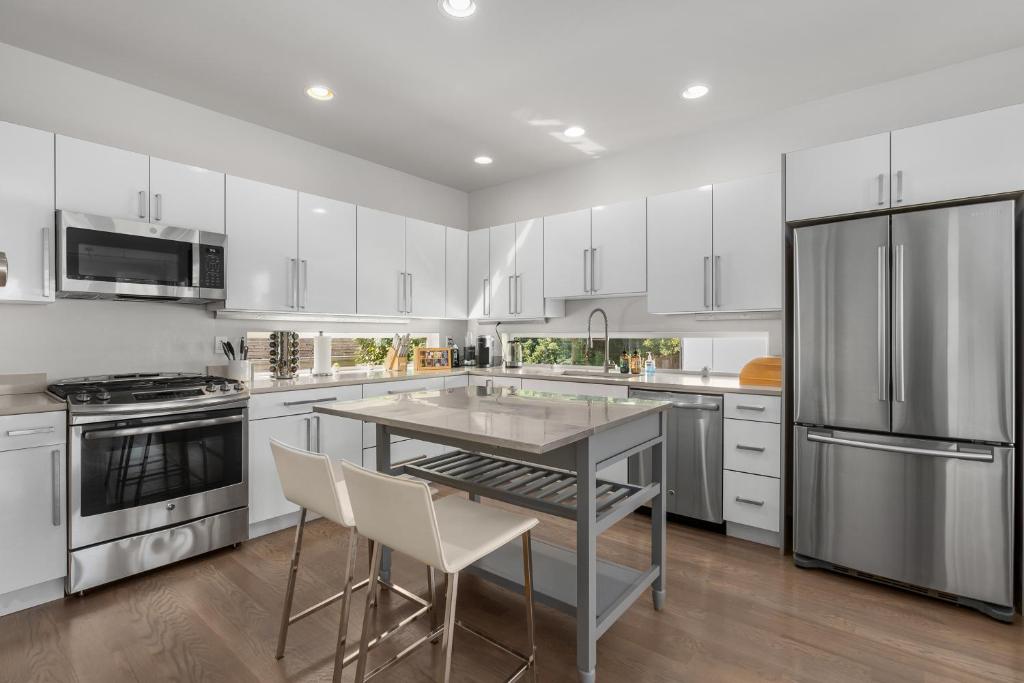 Modern Luxury Home with EV Garage, Office, Bike & Balcony, WFH & Family Friendly photo 3