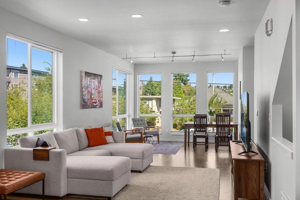 Modern Luxury Home with EV Garage, Office, Bike & Balcony, WFH & Family Friendly photo 1