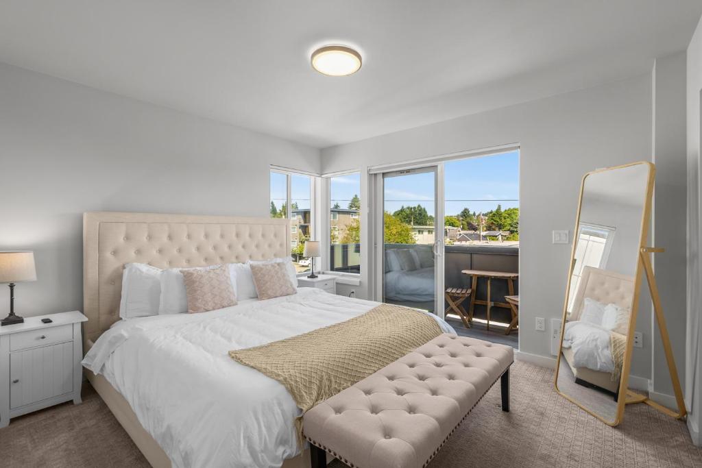 Modern Luxury Home with EV Garage, Office, Bike & Balcony, WFH & Family Friendly photo 2