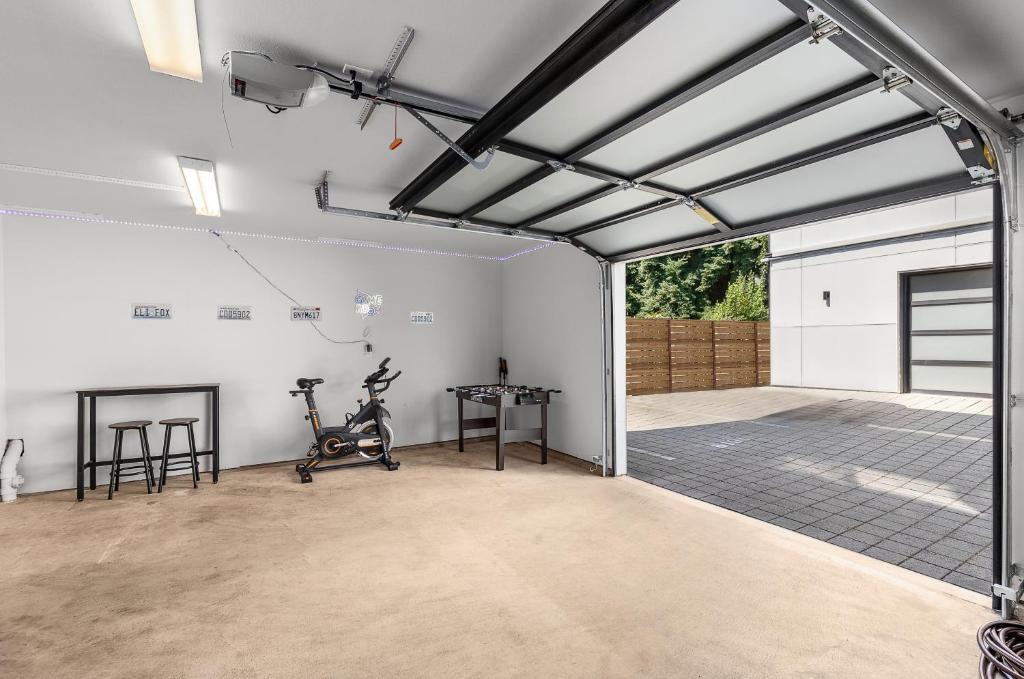 Modern Luxury Home with EV Garage, Office, Bike & Balcony, WFH & Family Friendly photo 4