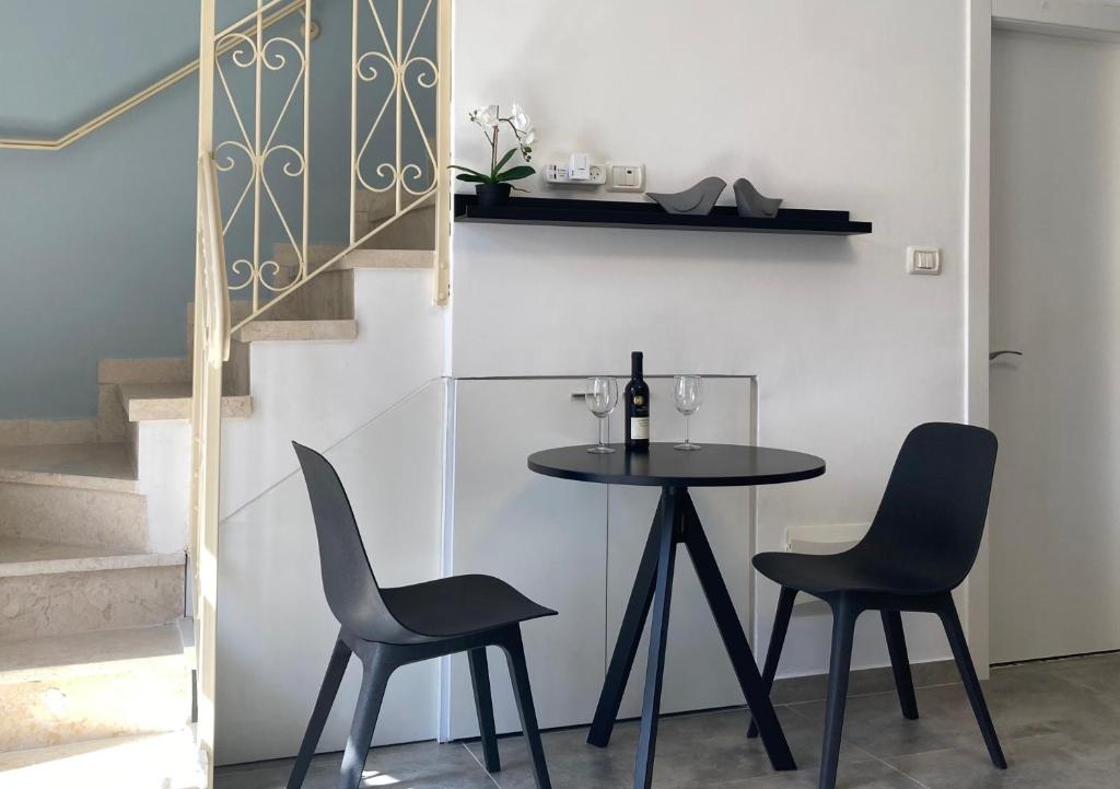 Lovely New Private Duplex in Prime City Center location photo 2